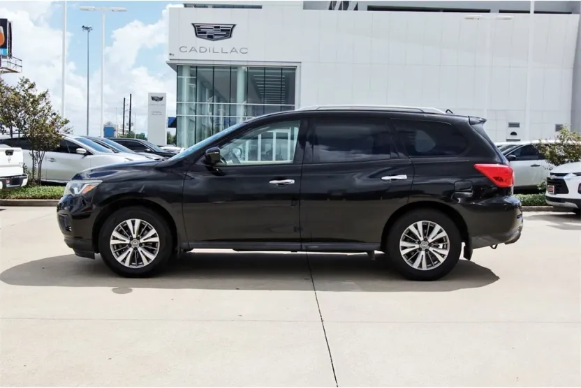 2018 Nissan Pathfinder SL photo 1
