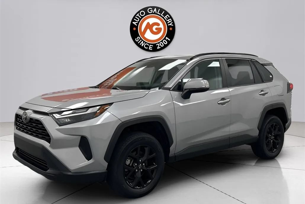 2023 Toyota RAV4 XLE photo 1