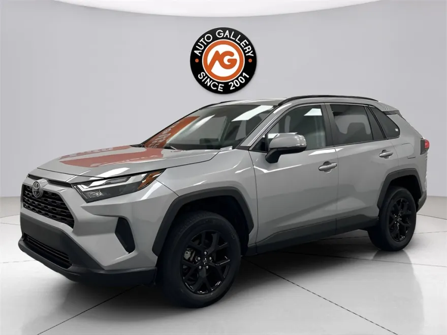 2023 Toyota RAV4 XLE photo 1
