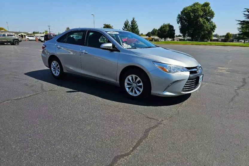 2015 Toyota Camry LE photo 1