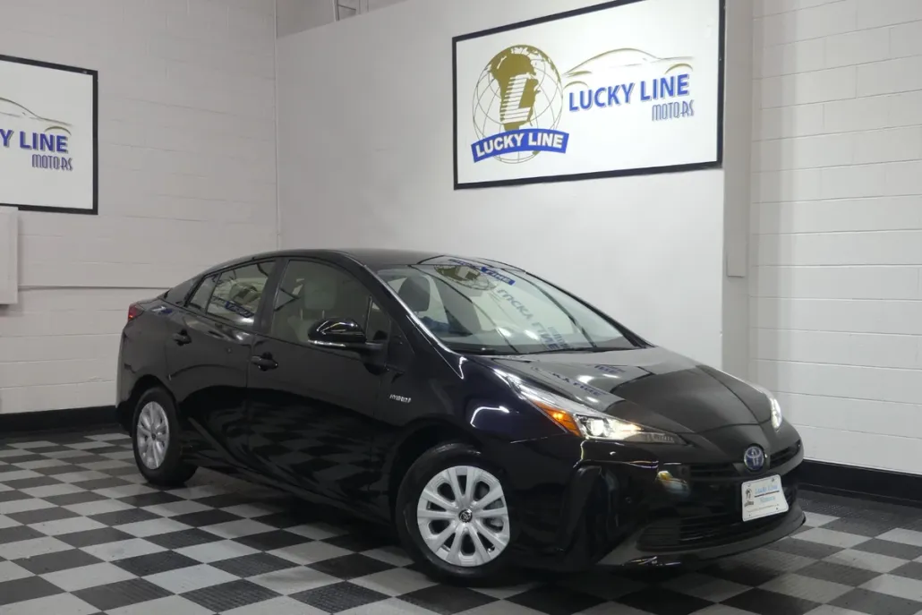 2022 Toyota Prius LE photo 1
