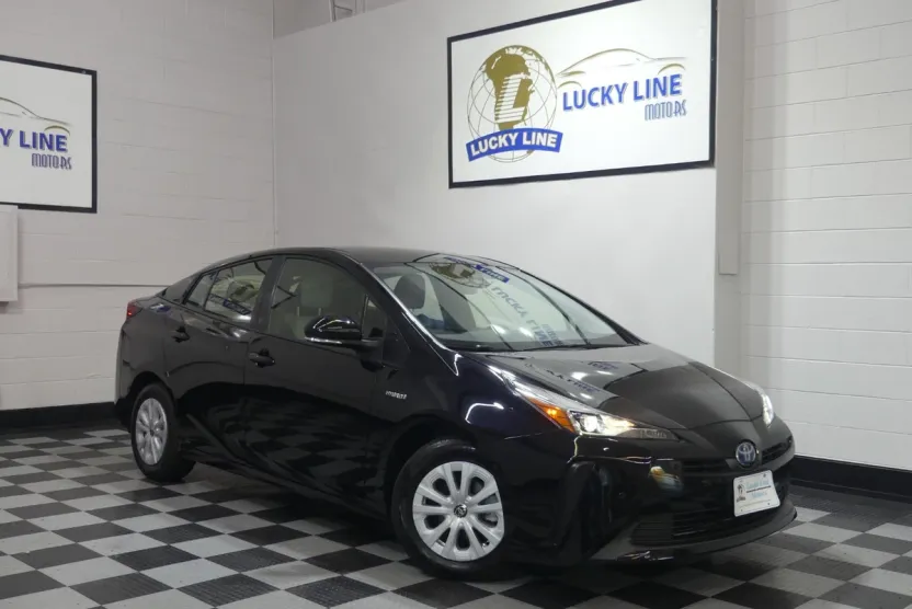 2022 Toyota Prius LE photo 1