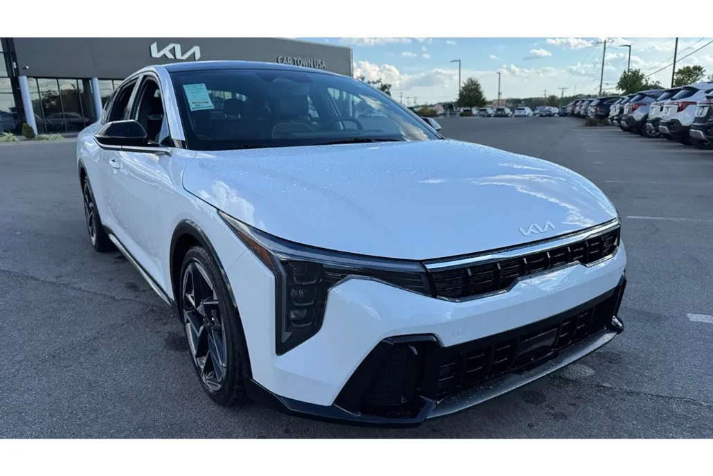 2025 Kia K4 GT-Line photo 1