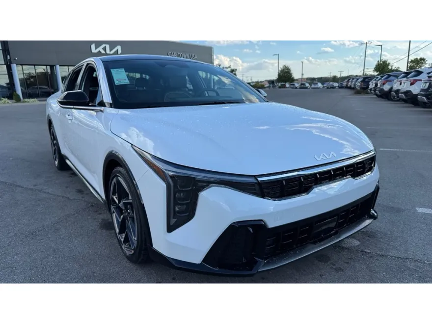2025 Kia K4 GT-Line photo 1