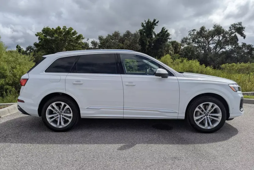 2025 Audi Q7 Premium Plus photo 1