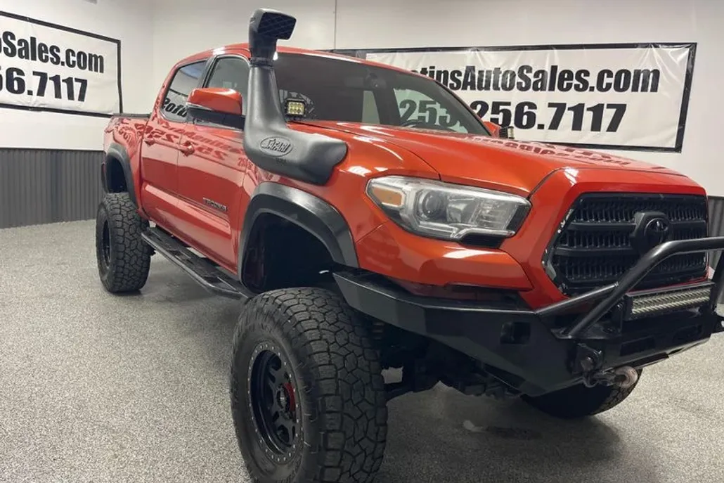 2017 Toyota Tacoma TRD Off-Road photo 1