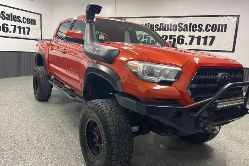 2017 Toyota Tacoma TRD Off-Road photo 1