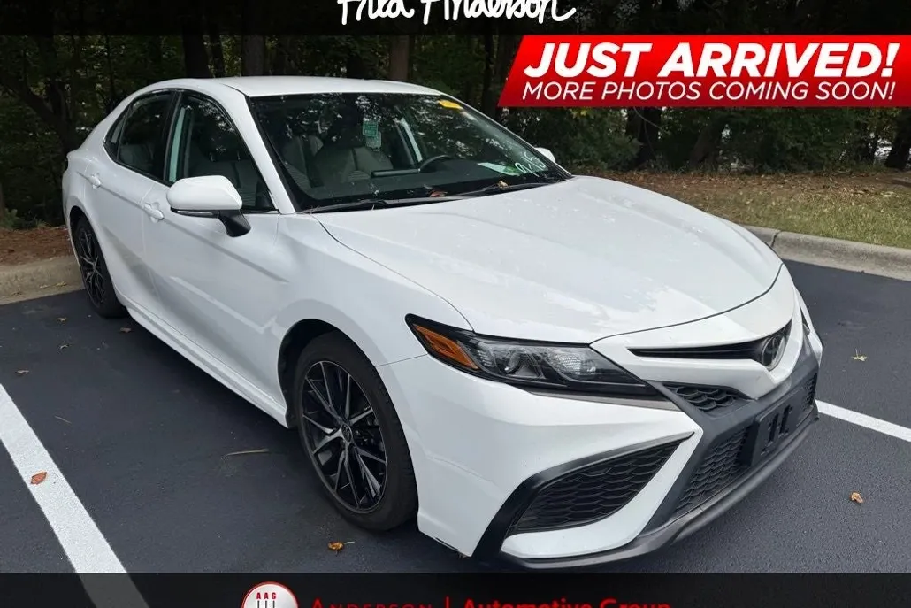2022 Toyota Camry SE photo 1