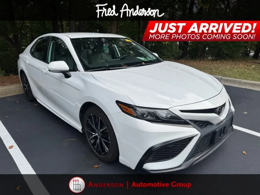 2022 Toyota Camry SE photo 1