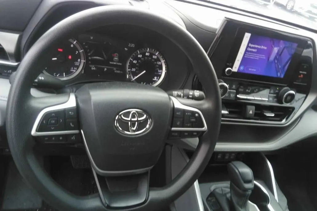 2023 Toyota Highlander L photo 1
