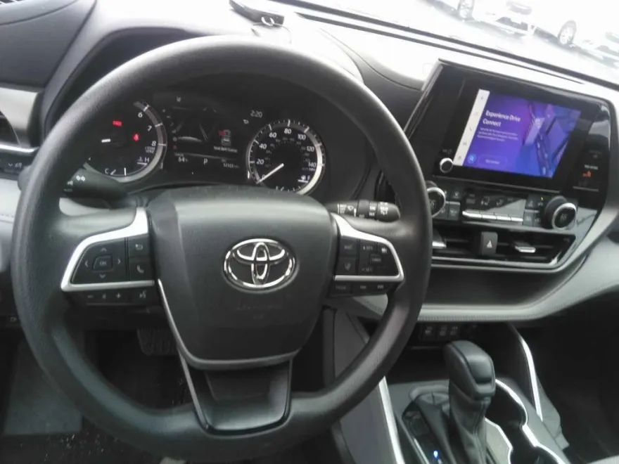2023 Toyota Highlander L photo 1