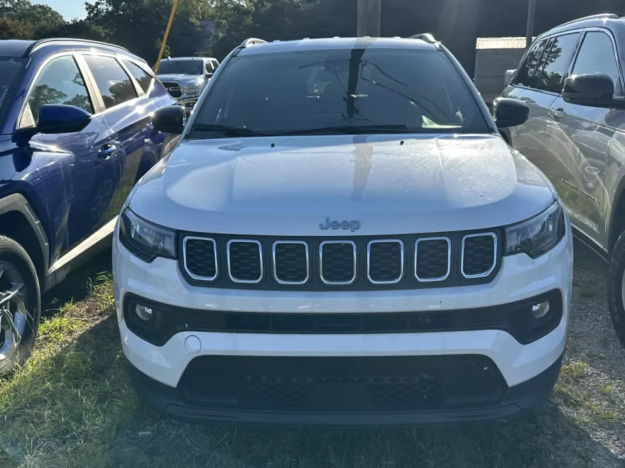 2024 Jeep Compass Latitude photo 1
