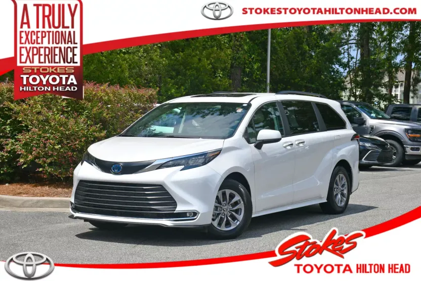 2024 Toyota Sienna XLE photo 1