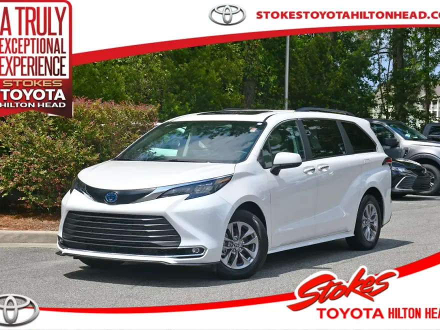 2024 Toyota Sienna XLE photo 1