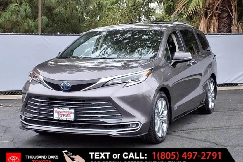 2021 Toyota Sienna Platinum photo 1