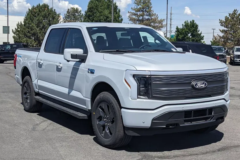 2025 Ford F-150 Lightning photo 1