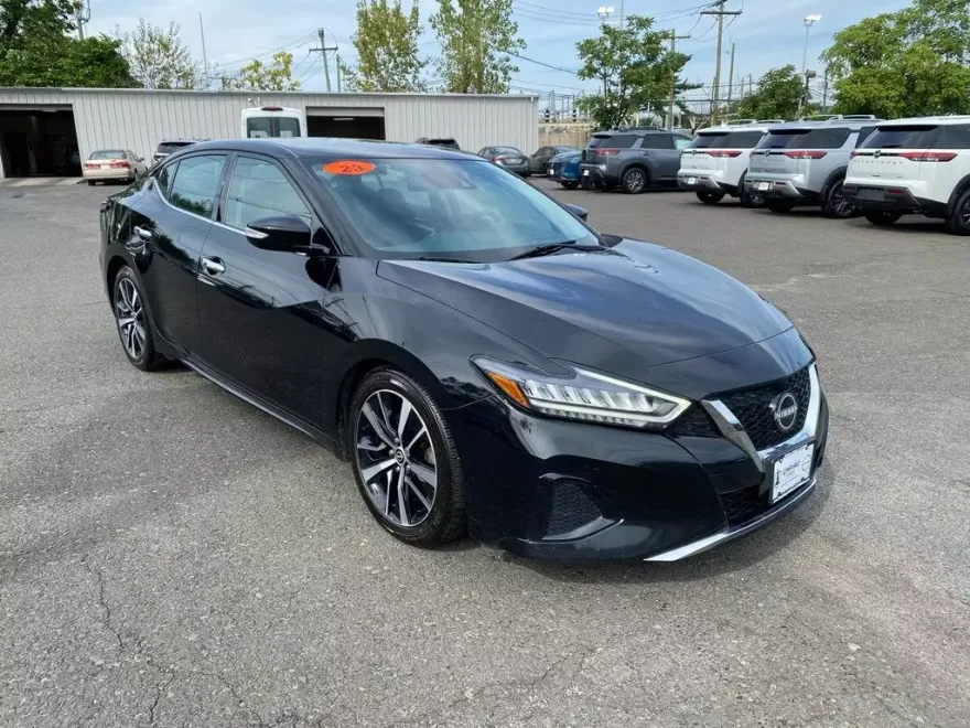 2023 Nissan Maxima SV photo 1