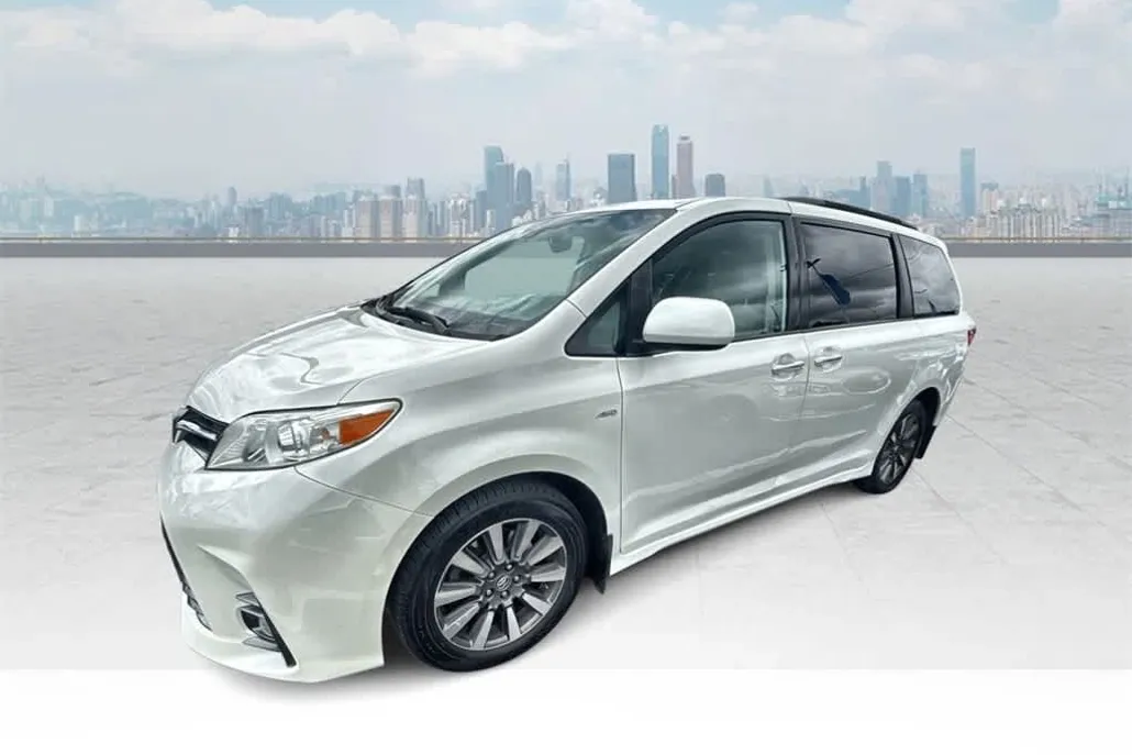 2020 Toyota Sienna XLE Premium photo 1