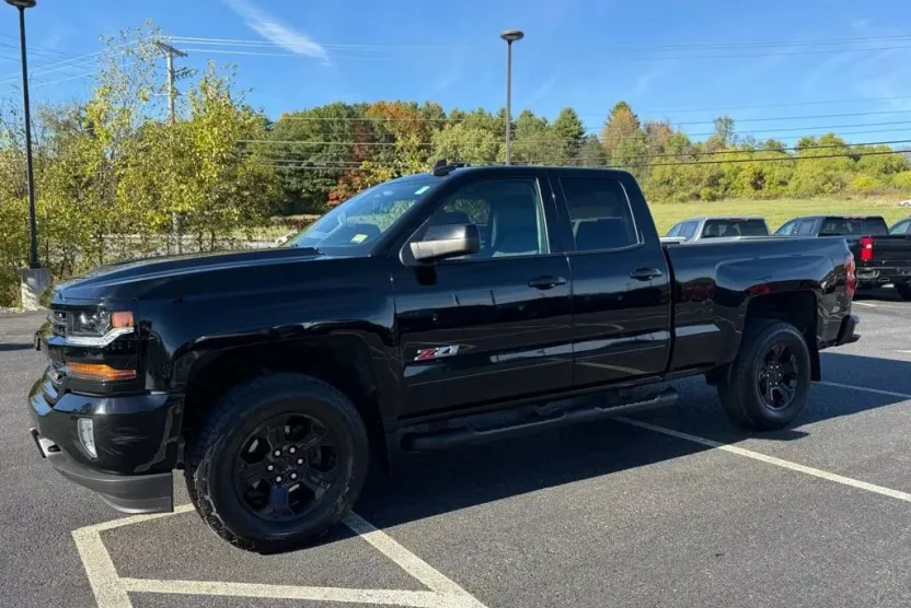 2019 Chevrolet Silverado LT photo 1