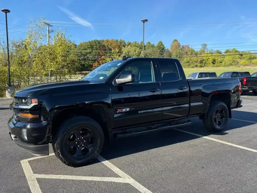 2019 Chevrolet Silverado LT photo 1