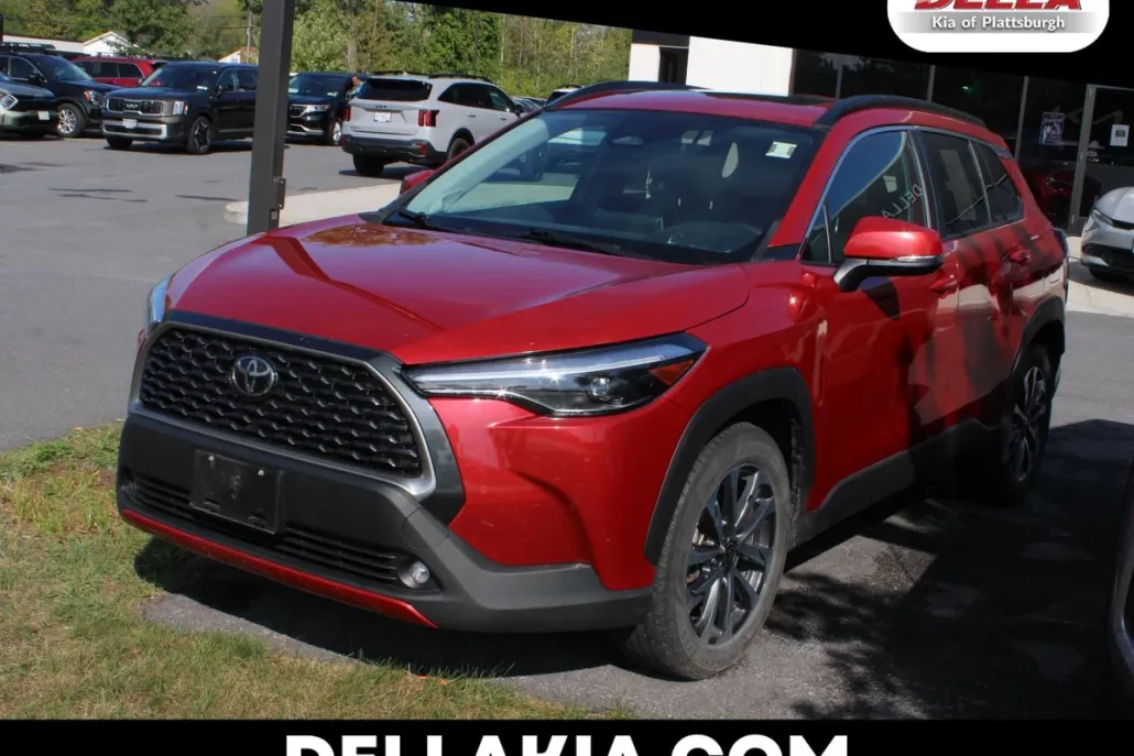 2023 Toyota Corolla Cross XLE photo 1