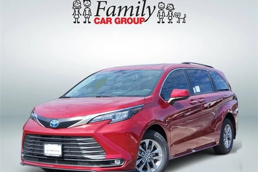 2025 Toyota Sienna XLE photo 1