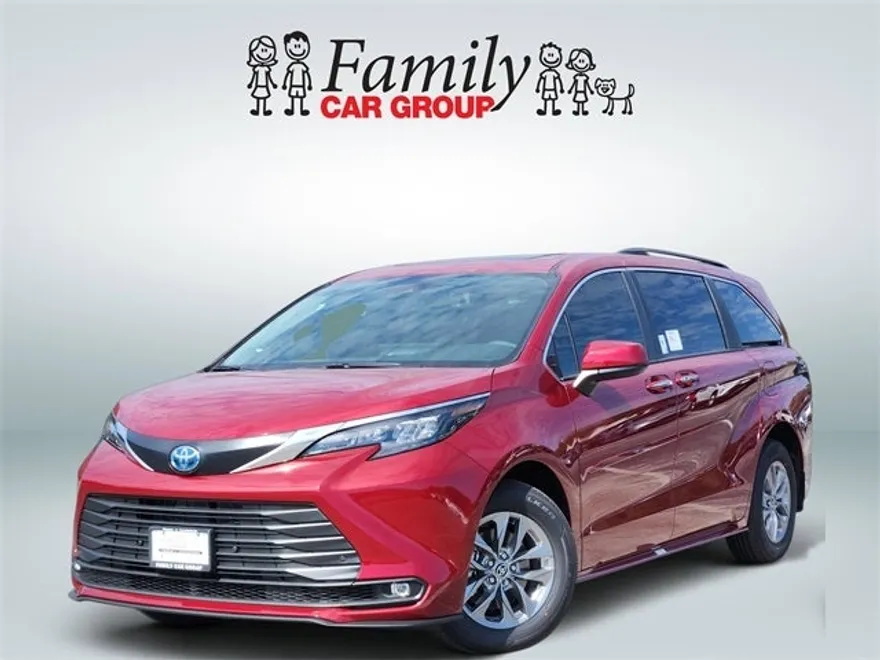 2025 Toyota Sienna XLE photo 1