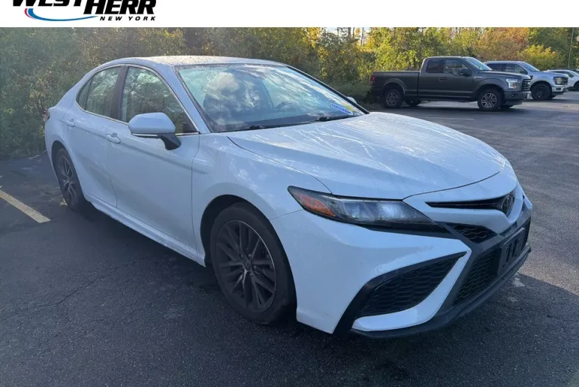 2022 Toyota Camry SE photo 1