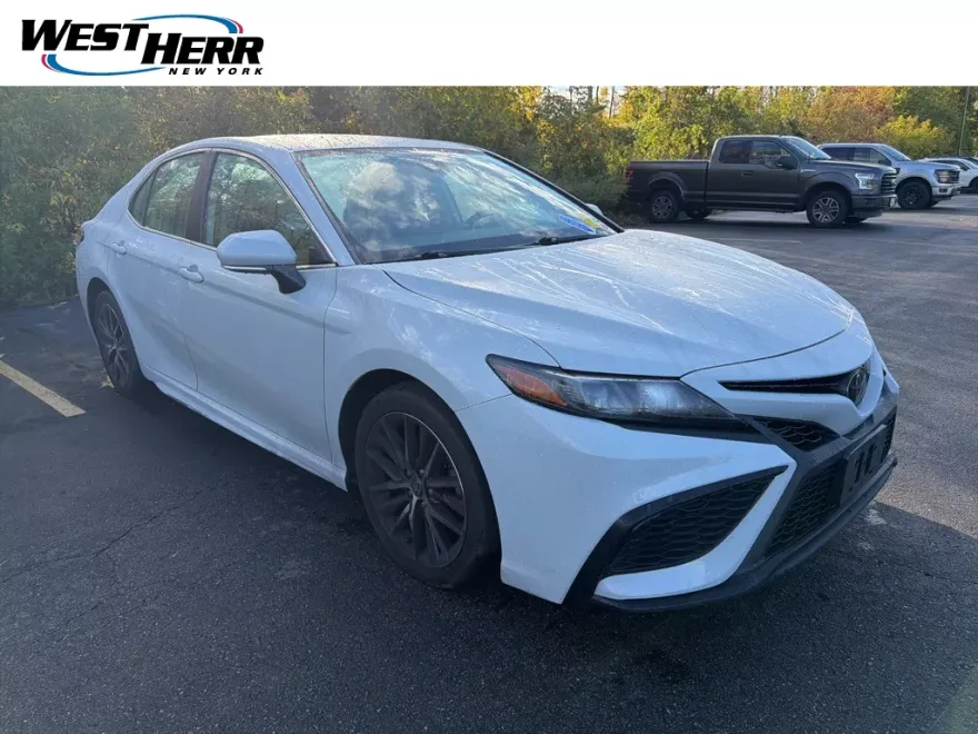 2022 Toyota Camry SE photo 1