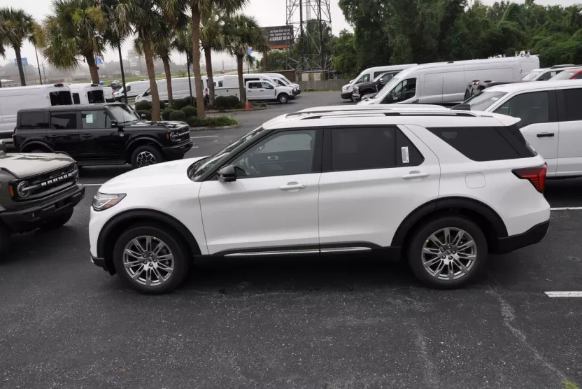 2025 Ford Explorer Platinum photo 1