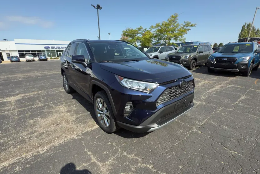 2019 Toyota RAV4 Limited photo 1