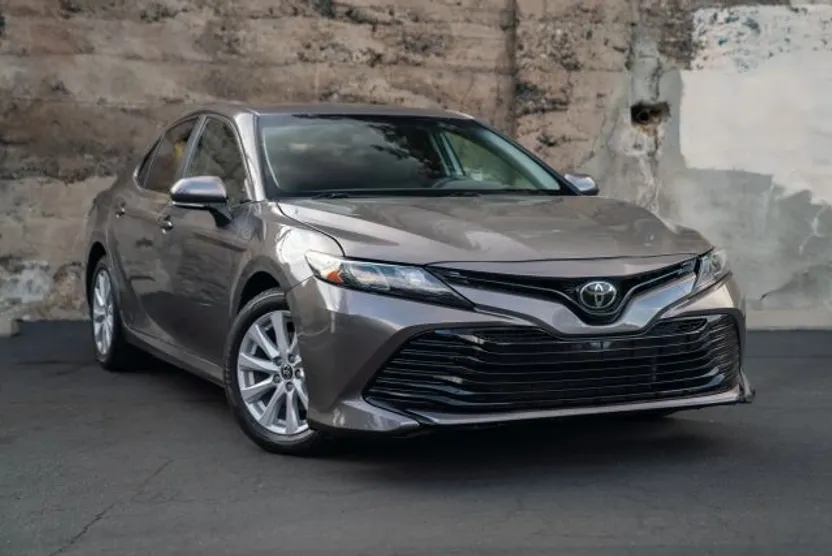 2020 Toyota Camry LE photo 1
