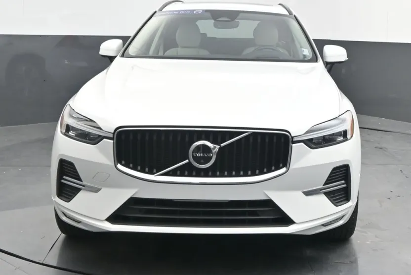 2022 Volvo XC60 B5 Momentum photo 1