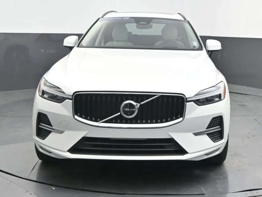 2022 Volvo XC60 B5 Momentum photo 1