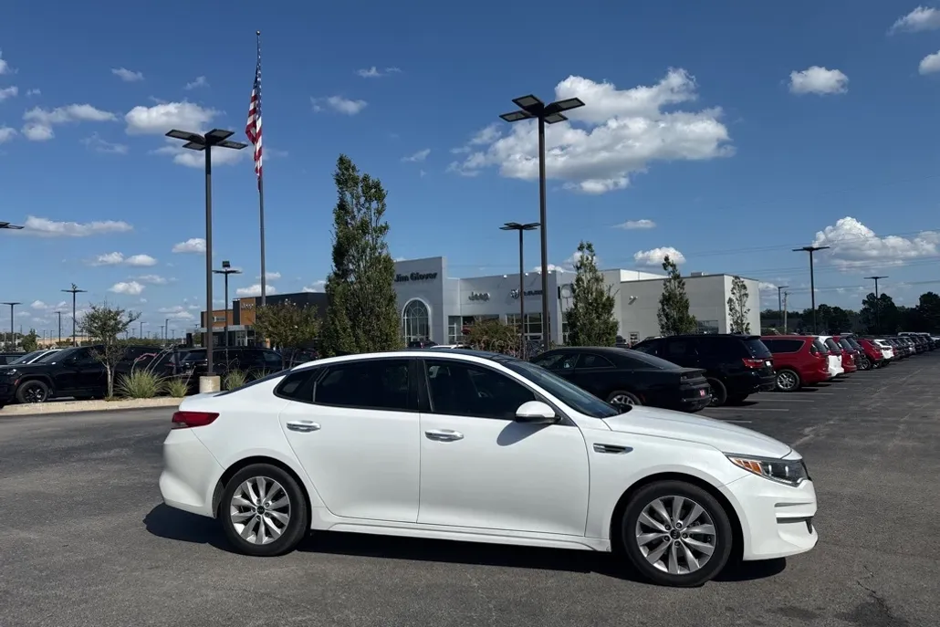 2016 Kia Optima EX photo 1