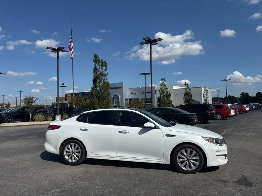 2016 Kia Optima EX photo 1