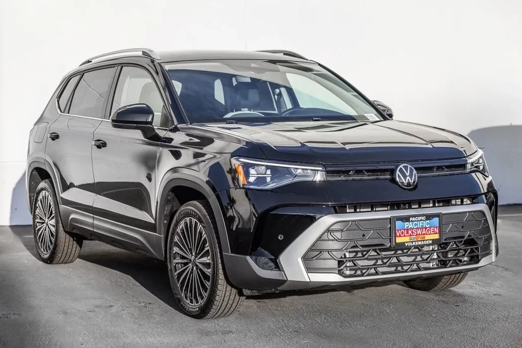 2025 Volkswagen Taos SE photo 1
