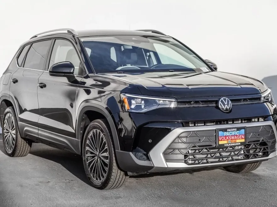 2025 Volkswagen Taos SE photo 1