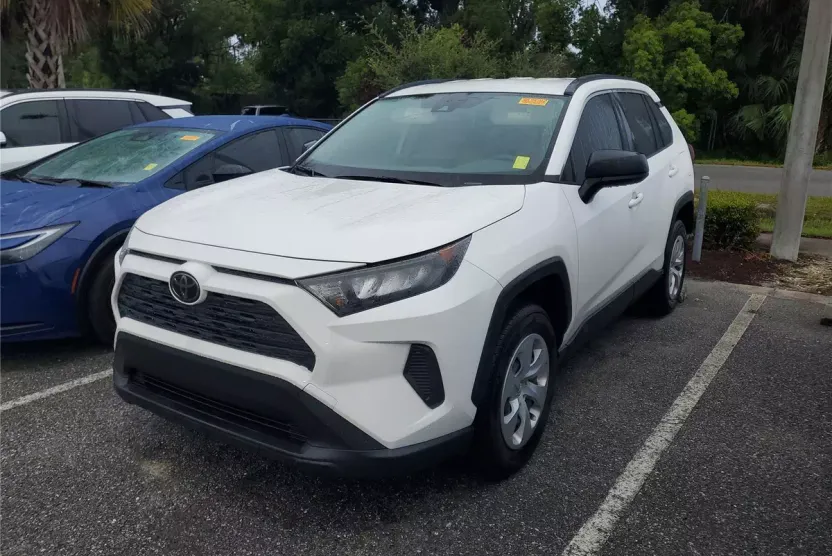 2020 Toyota RAV4 LE photo 1