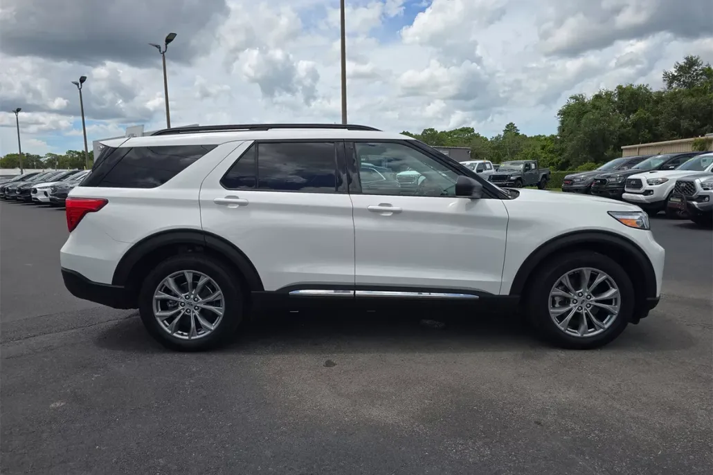 2022 Ford Explorer XLT photo 1
