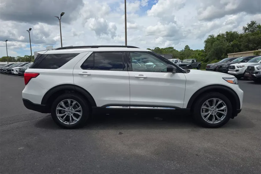 2022 Ford Explorer XLT photo 1