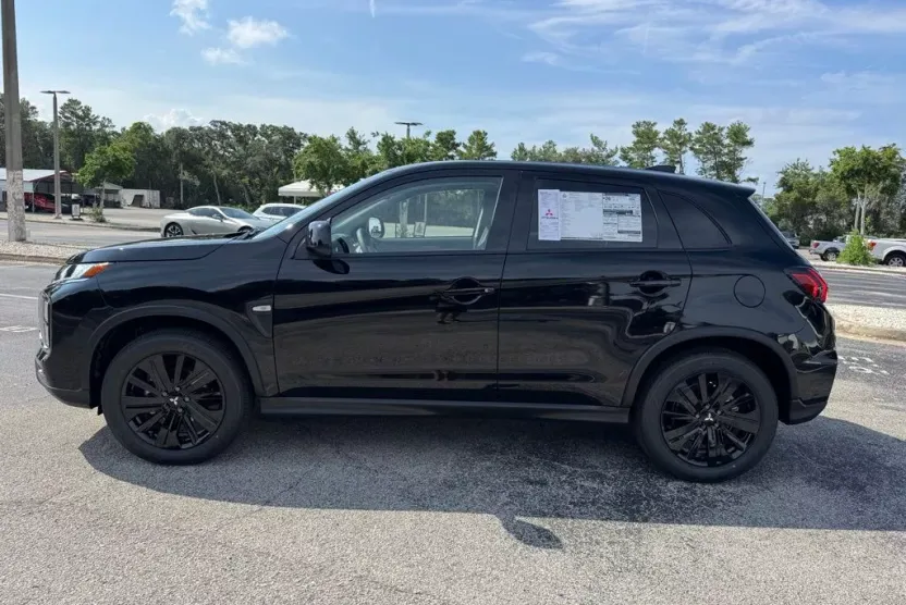 2025 Mitsubishi Outlander Sport LE photo 1