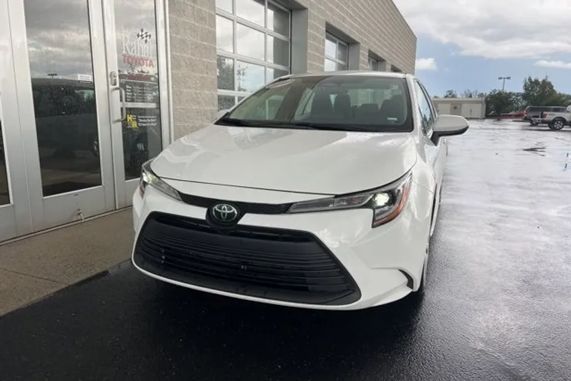 2024 Toyota Corolla LE photo 1