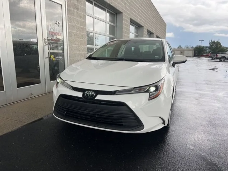 2024 Toyota Corolla LE photo 1