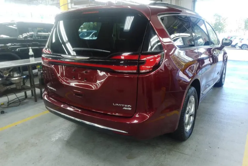 2022 Chrysler Pacifica Limited photo 1