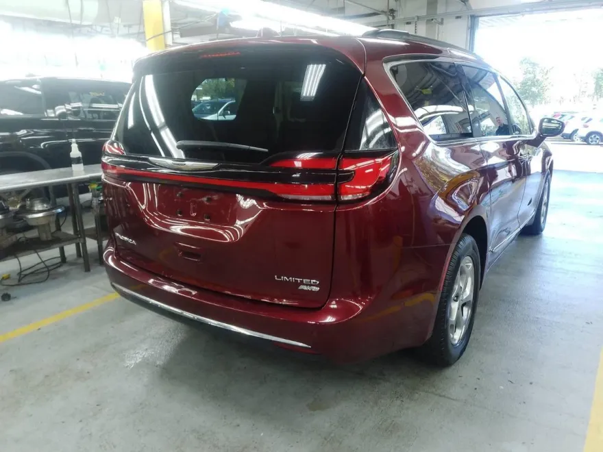 2022 Chrysler Pacifica Limited photo 1