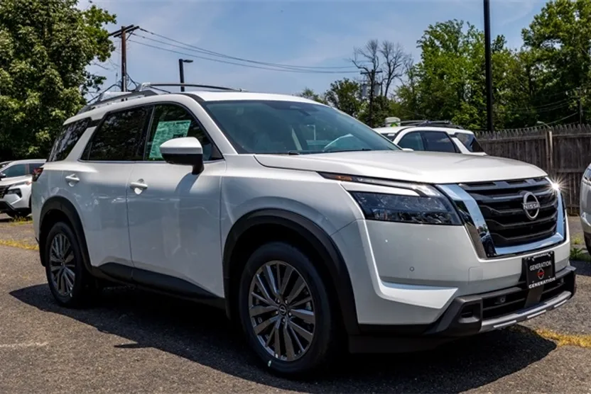 2025 Nissan Pathfinder SL photo 1