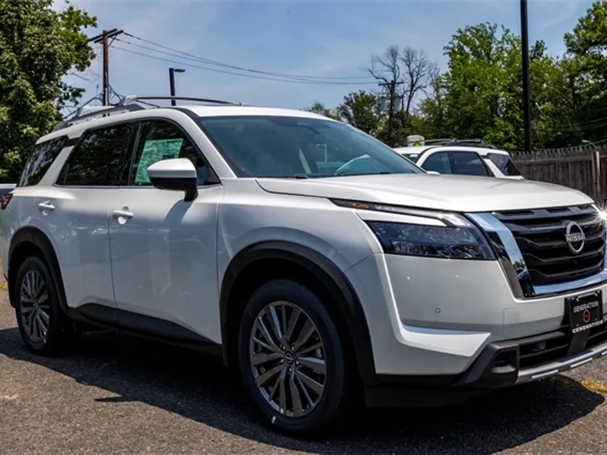 2025 Nissan Pathfinder SL photo 1