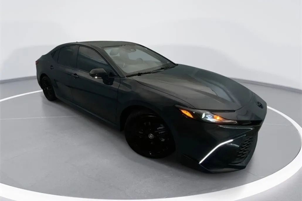 2025 Toyota Camry SE photo 1