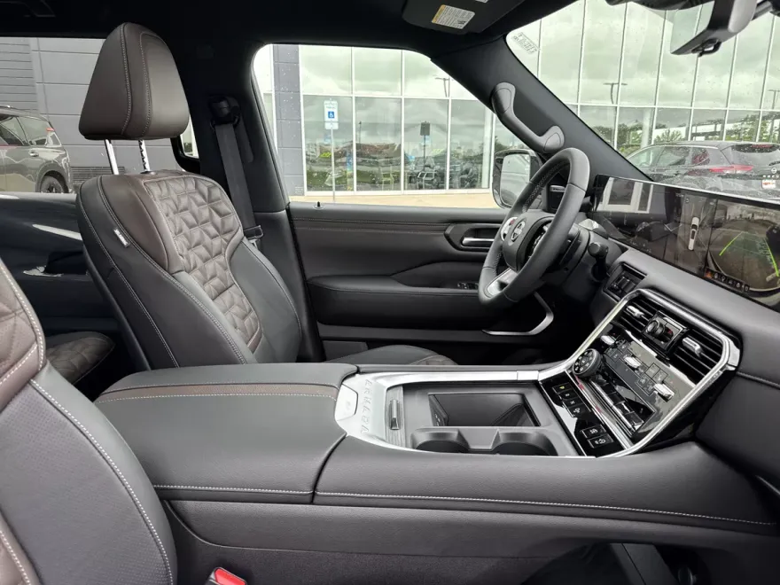 2025 Nissan Armada Platinum Reserve photo 1